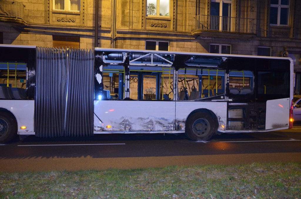 Schwerer VU LKW KVB Bus PKW Koeln Agrippinaufer Ubierring P101.JPG